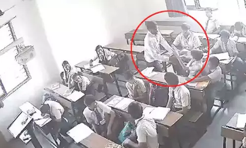 மாணவனை கண்மூடித்தனமாக தாக்கிய ஆசிரியர் - வீடியோ வைரல்