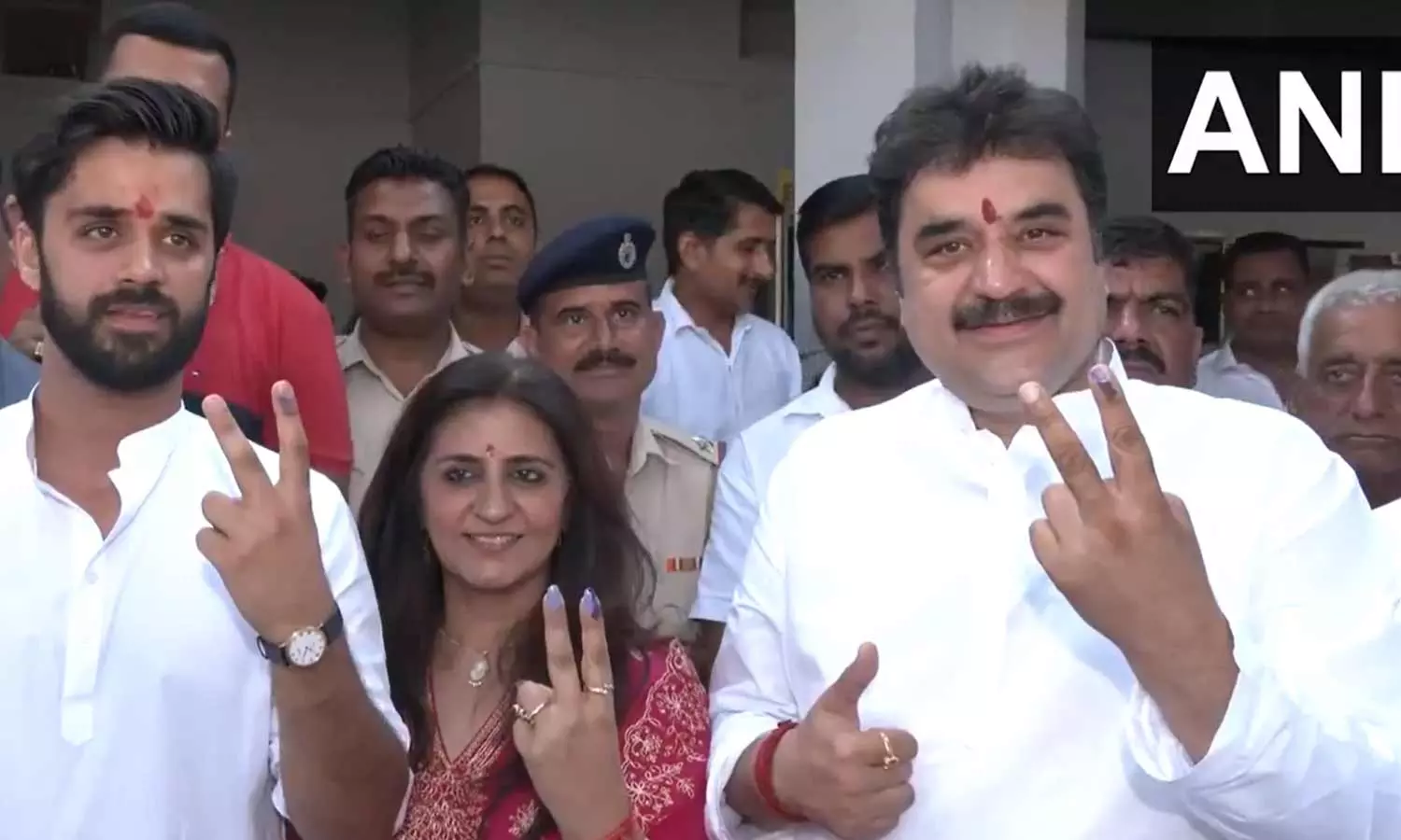 பா.ஜ.க. தலைவர் குல்தீப் பிஷ்னோய் தனது... ... அரியானா சட்டமன்ற தேர்தல் : 5 மணிநேர நிலவரப்படி 61% வாக்குப்பதிவு - லைவ் அப்டேட்ஸ்