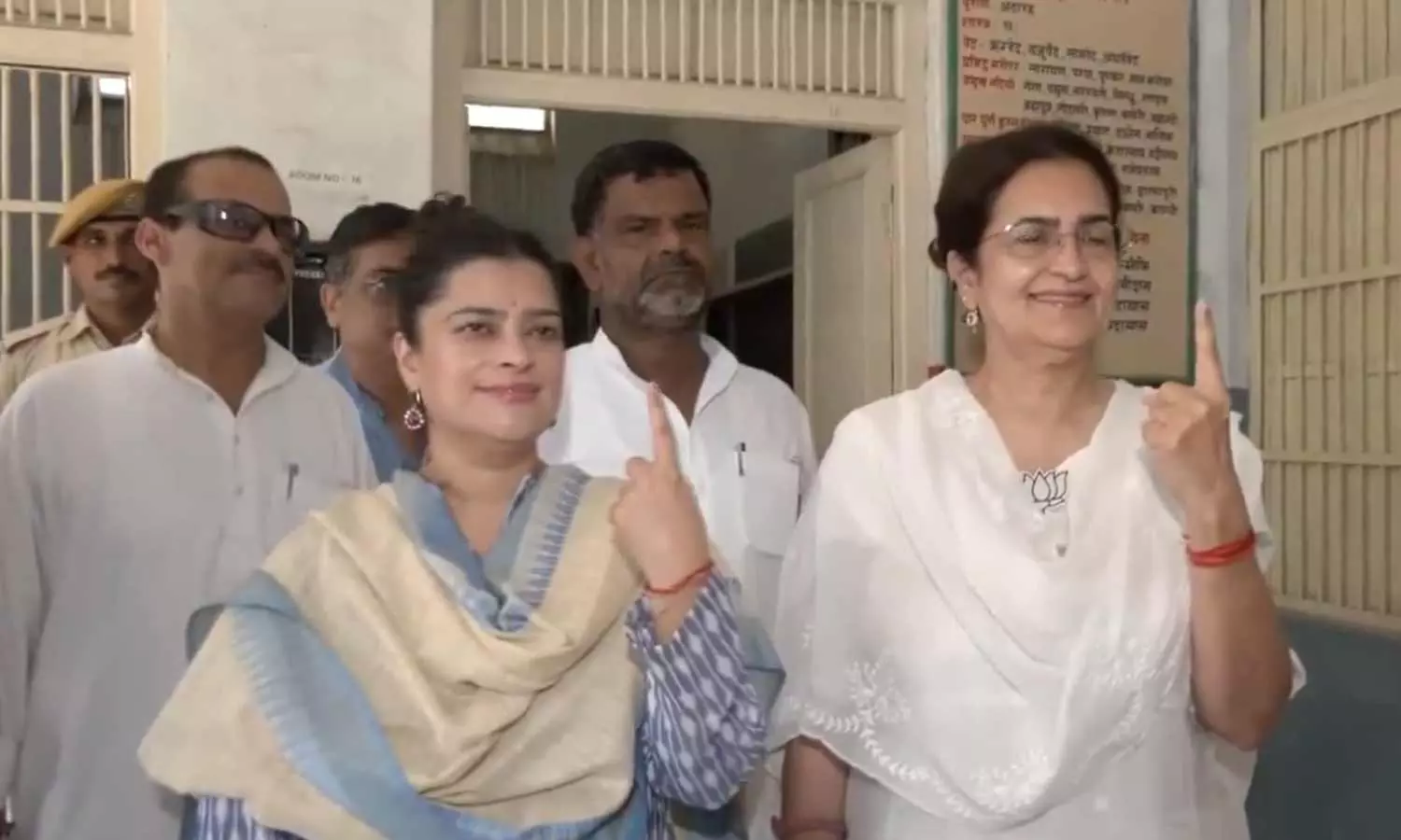 பா.ஜ.க. எம்.பி. கிரண் சவுத்ரி தனது மகளும், தோஷம்... ... அரியானா சட்டமன்ற தேர்தல் : 5 மணிநேர நிலவரப்படி 61% வாக்குப்பதிவு - லைவ் அப்டேட்ஸ் பா.ஜ.க. எம்.பி. கிரண் சவுத்ரி தனது மகளும், தோஷம்... ... அரியானா சட்டமன்ற தேர்தல் : 5 மணிநேர நிலவரப்படி 61% வாக்குப்பதிவு - லைவ் அப்டேட்ஸ்