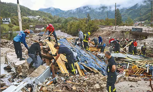 போஸ்னியாவில் கனமழை: நிலச்சரிவில் சிக்கி 16 பேர் பலி