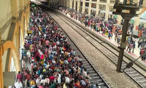 விமான சாகச நிகழ்ச்சி: நிரம்பி வழியும் ரெயில் நிலையங்கள், மெட்ரோ சேவைகளும் பாதிப்பு