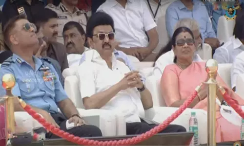 மனைவி துர்காவுடன் விமான சாகசத்தை ரசித்த முதலமைச்சர் மு.க.ஸ்டாலின்