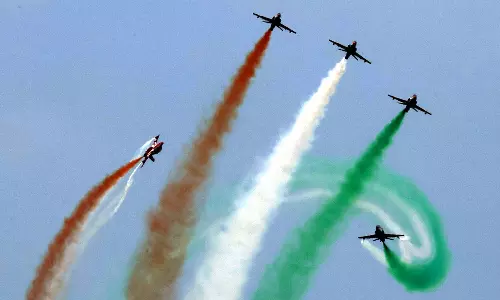 4 திசைகளிலும் சீறிப்பாய்ந்தன- விமானங்களின் சாகசத்தை 15 லட்சம் பேர் கண்டு களித்தனர்