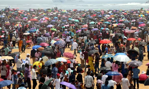 மெரினாவில் காணும் பொங்கலை மிஞ்சிய மக்கள் கூட்டம்