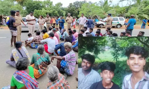 பைக் மீது கண்டெய்னர் லாரி மோதியதில் 3 கல்லூரி மாணவர்கள் பலி