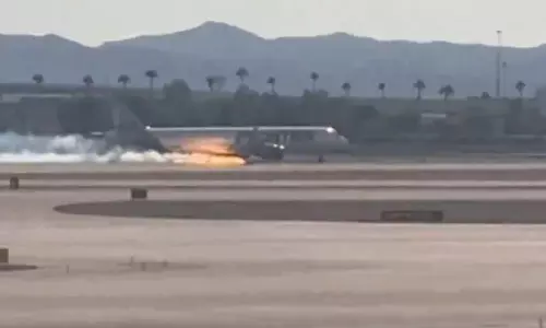 லேண்டிங் செய்த போது விமானத்தில் தீப்பிடித்து எரிந்ததால் பரபரப்பு