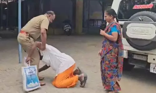 கோவில் பிரச்சனை குறித்து பேச்சுவார்த்தை- டி.எஸ்.பி., காலில் விழுந்து கதறி அழுத பக்தர்