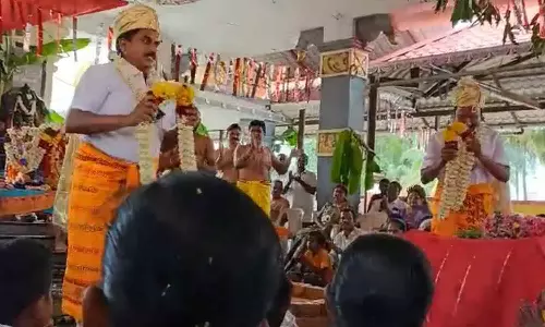 திருக்கல்யாண நிகழ்ச்சியில் மேள, தாளங்கள் முழங்க நடனமாடி பெருமாளுக்கு மாலை அணிவித்த முன்னாள் அமைச்சர்