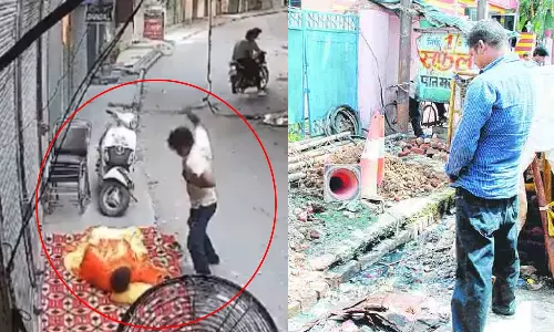 urinate in public in Delhi