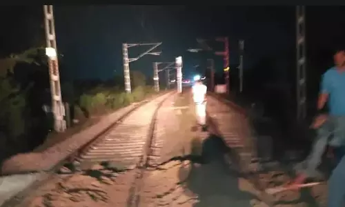 தண்டவாளத்தில் மண் குவியல்: லோகோ பைலட் துரித செயலால் விபத்து தவிர்ப்பு