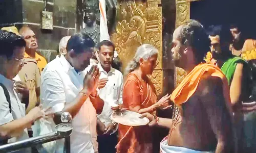 திருவாரூர் தியாகராஜர் கோவிலில் மத்திய மந்திரி நிர்மலா சீதாராமன் சாமி தரிசனம்