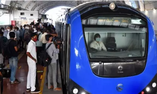 இலவசமாக பயணம் செய்ய அனுமதி: மெட்ரோ ரெயிலில் நேற்று ஒரு நாளில் 4 லட்சம் பேர் பயணம்