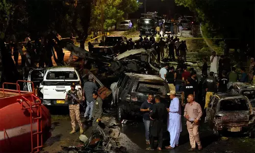 கராச்சி விமான நிலையம் அருகே தற்கொலைப்படை தாக்குதல்