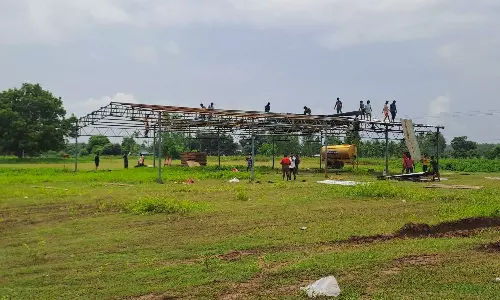 விக்கிரவாண்டியில் 60அடி அகலத்தில் தமிழக வெற்றி கழக மாநாட்டு மேடை அமைக்கும் பணிகள் தீவிரம்