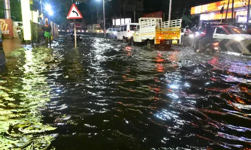 கோவையில் 2-வது நாளாக கனமழை: சாலைகளில் மழைநீருடன் பெருக்கெடுத்து ஓடிய கழிவு நீர்