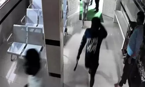 கையில் ரத்தம் சொட்ட சொட்ட பட்டாக்கத்தி, காயங்களுடன் ஆஸ்பத்திரிக்கு வந்த வாலிபர்