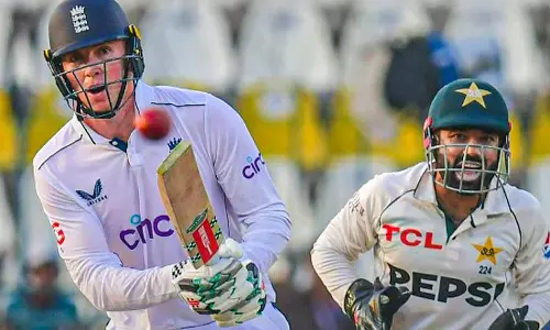 பாகிஸ்தானுக்கு எதிராக சாக் கிராலி அரை சதம்: 2-ம் நாள் முடிவில் இங்கிலாந்து 96/1