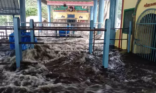 அமணலிங்கேஸ்வரர் கோவிலை வெள்ளம் சூழ்ந்தது- பஞ்சலிங்க அருவியில் குளிக்க தடை