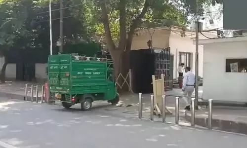 டெல்லி முதல்வரின் இல்லத்திற்கு சீல்- வலுக்கட்டாயமாக வெளியேற்றப்பட்ட அதிஷி ?