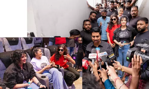 ரசிகர்களுடன்  படத்தை பார்த்து கொண்டாடிய வேட்டையன் படக்குழு