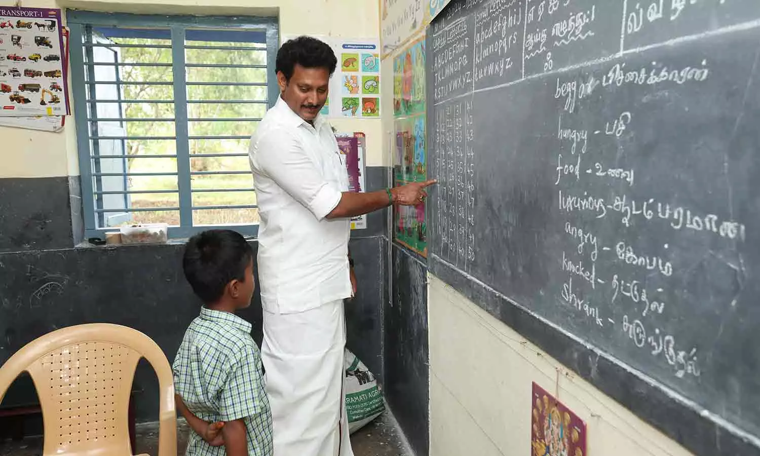 அரசு பள்ளிகளில் அமைச்சர் திடீர் ஆய்வு