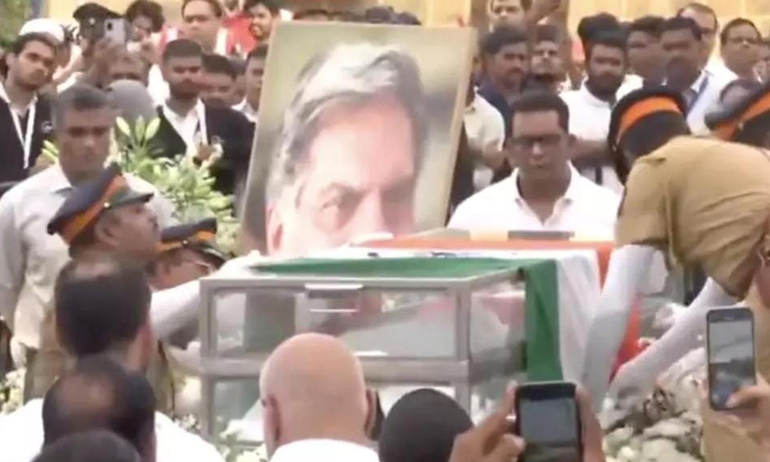 மகாராஷ்டிரா அரசு சார்பில் ரத்தன் டாடா உடலுக்கு அரசு மரியாதை..