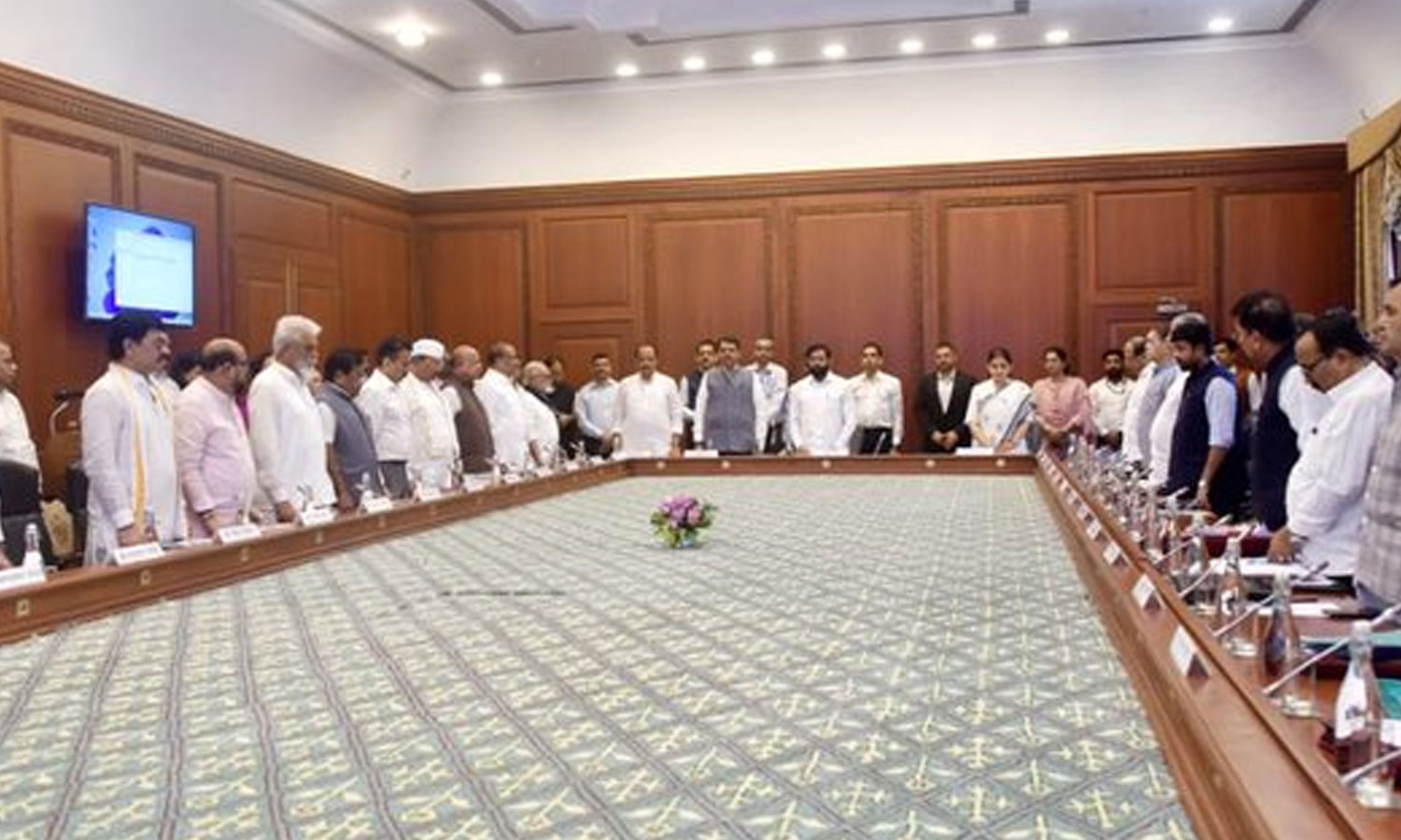 மகாராஷ்டிரா அமைச்சரவையில் மறைந்த தொழில் அதிபர்... ... மகாராஷ்டிரா அரசு சார்பில் ரத்தன் டாடா உடலுக்கு அரசு மரியாதை..