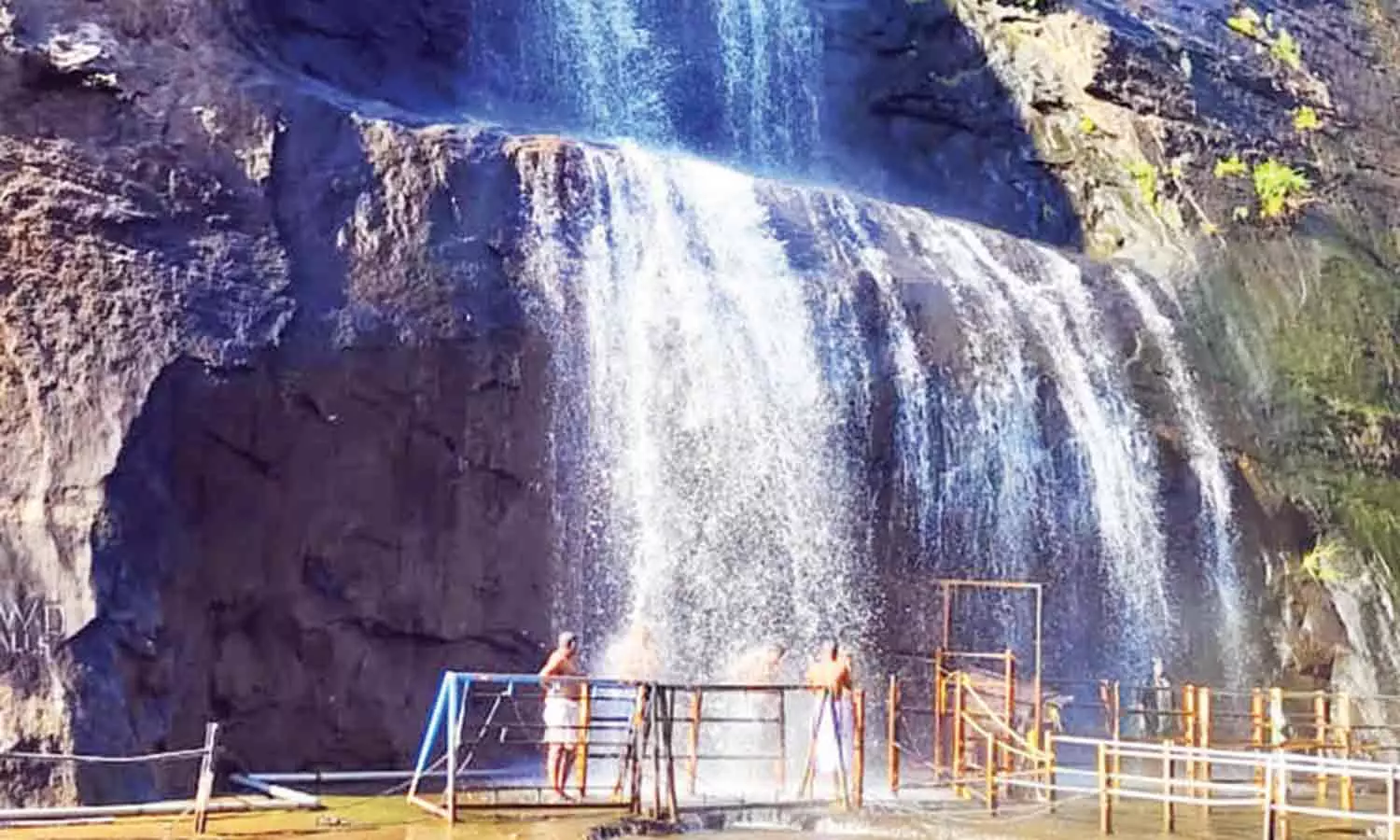 குற்றால அருவிகளில் குளிக்க சுற்றுலா பயணிகளுக்கு அனுமதி