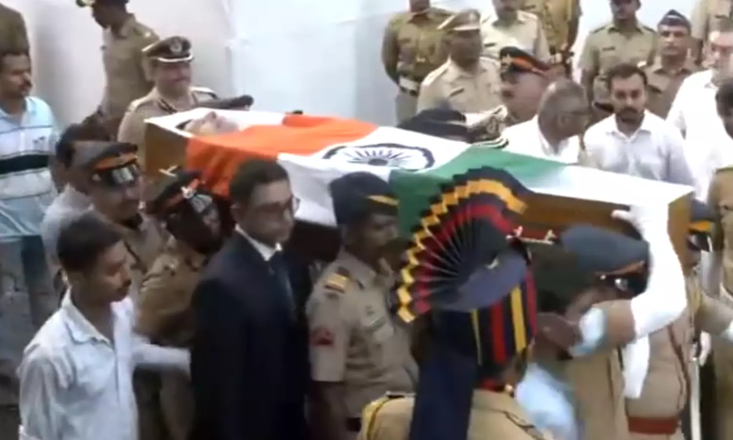 மகாராஷ்டிரா அரசு சார்பில் ரத்தன் டாடா உடலுக்கு அரசு மரியாதை..