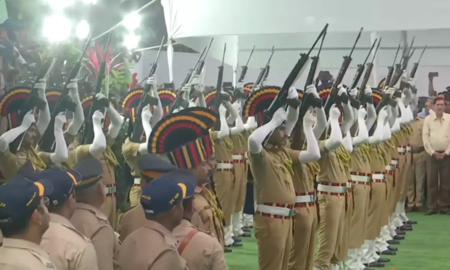 மறைந்த தொழிலதிபர் ரத்தன் டாடா உடல் அரசு மரியாதையுடன் தகனம்