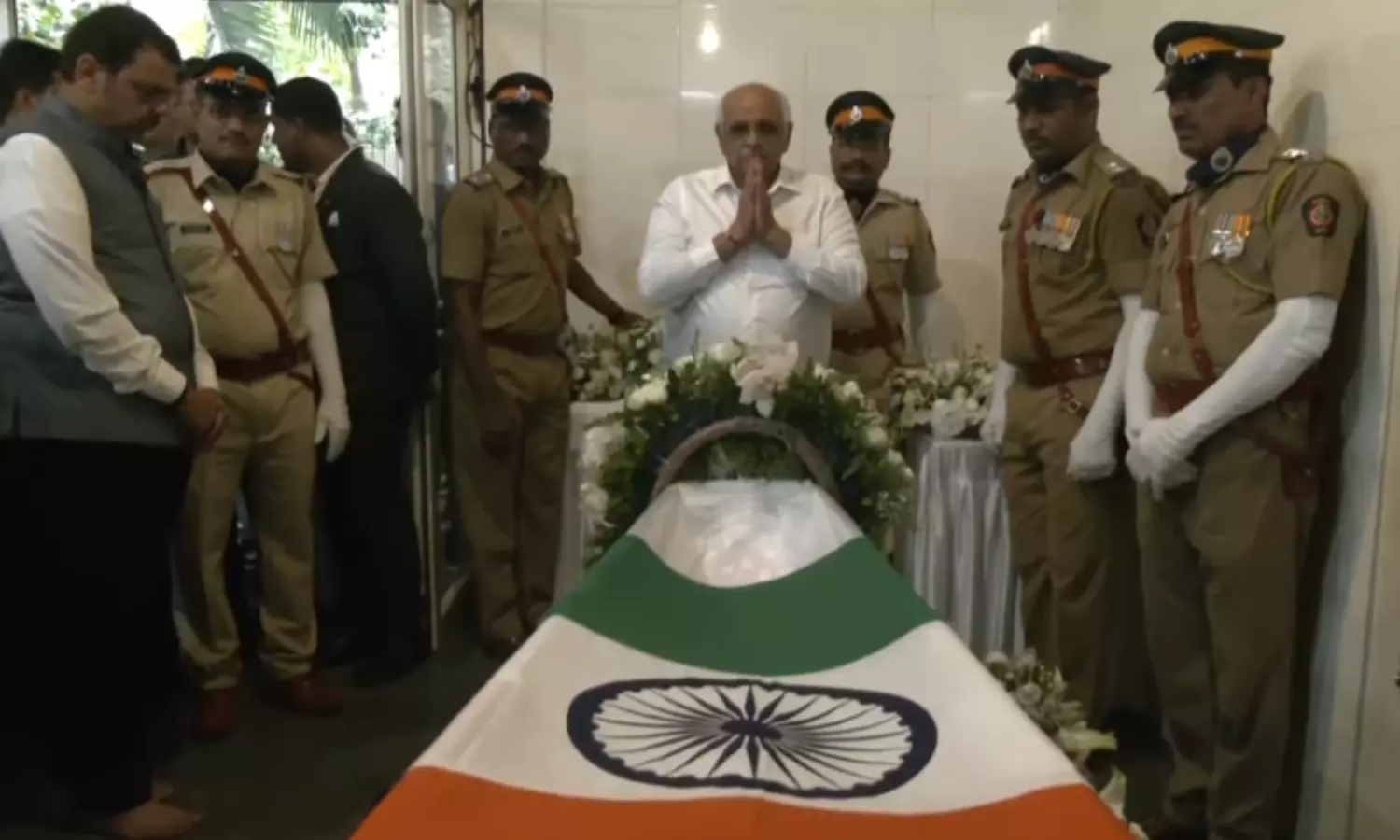 மகாராஷ்டிரா அரசு சார்பில் ரத்தன் டாடா உடலுக்கு அரசு மரியாதை..