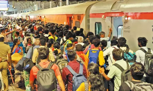 ஆயுத பூஜை தொடர் விடுமுறை- பஸ், ரெயில்களில் அலைமோதிய மக்கள் கூட்டம்