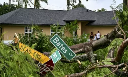 புளோரிடாவை சுழற்றி அடித்த மில்டன்- 11 பேர் உயிரிழப்பு