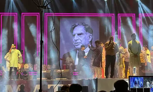 இசை நிகழ்ச்சிக்கு இடையே மவுன அஞ்சலி