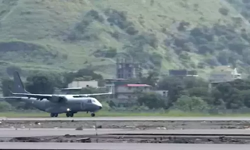 சோதனை வெற்றி: நவி மும்பை விமான நிலையத்தில் தரையிறங்கிய இந்திய வான்படை விமானம்..