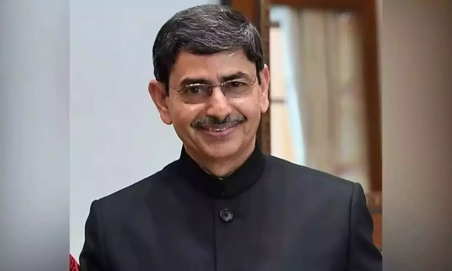 பத்திரமாக தரையிறக்கிய விமானி மற்றும் குழுவினருக்கு கவர்னர் ஆர்.என்.ரவி பாராட்டு