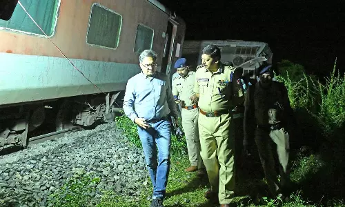 ரெயில் விபத்து நடந்த இடத்தில் ரெயில்வே அதிகாரிகள் ஆய்வு