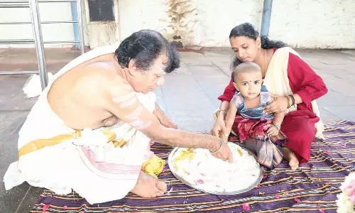 விஜயதசமி கோலாகல கொண்டாட்டம்- கோவில்களில் குழந்தைகளுக்கான வித்யாரம்பம்