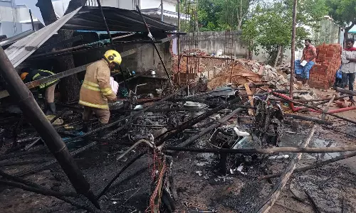 தசரா பக்தர்கள் தங்கி இருந்த ஓலை குடிசையில் திடீர் தீ- 9 மோட்டார் சைக்கிள்கள் எரிந்து நாசம்