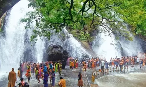 மேற்கு தொடர்ச்சி மலைப்பகுதிகளில் கனமழை- தொடர்விடுமுறையால் அருவிகளில் குவிந்த மக்கள்