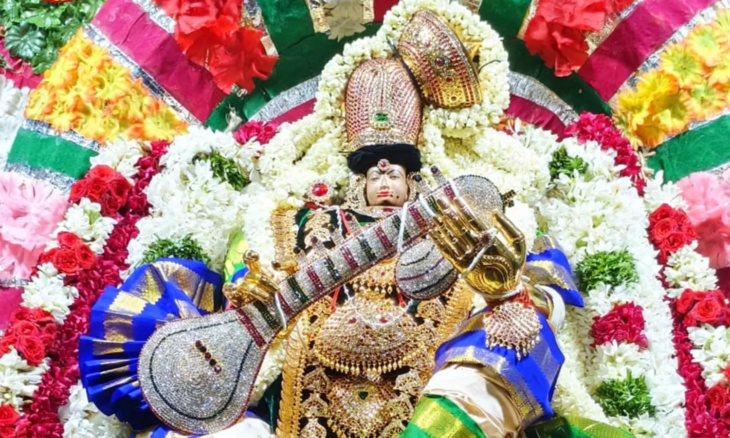  9-ம் திருநாளான நேற்று இரவு அம்மன் அன்ன வாகனத்தில் கலைமகள் திருக்கோலத்தில் பவனி வந்த காட்சி