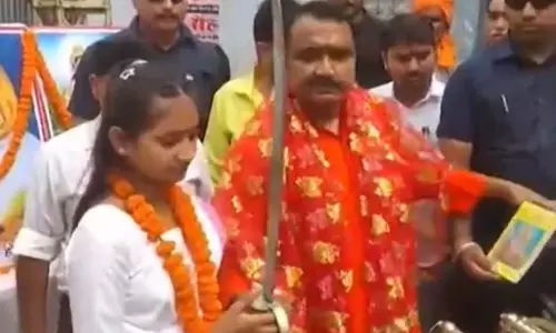 தப்பு செஞ்சா வெட்டி வீசுங்க.. மாணவிகள் கையில் வாள் வழங்கிய பா.ஜ.க. எம்.எல்.ஏ.