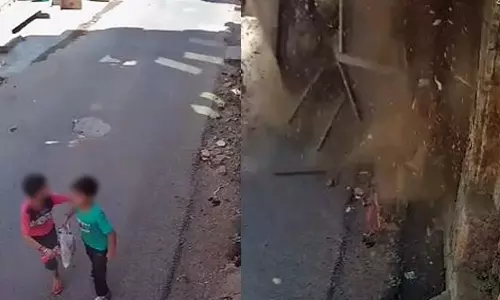 தலைக்கு மேல் காத்திருந்த மரணம்.. இடிந்து விழுந்த கட்டடம்.. நொடியில் உயிர்தப்பிய சிறுவர்கள் - வீடியோ