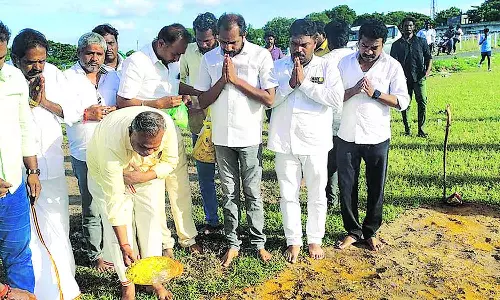 மாநாட்டு முகப்பு பகுதியில் 100 அடி உயர கொடிக்கம்பம் அமைக்கும் பணியை பொதுச்செயலாளர் புஸ்சி ஆனந்த் பூமி பூஜை செய்து தொடங்கி வைத்த காட்சி.