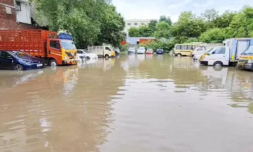 சாத்தையார் ஓடை உடைந்து குடியிருப்புக்குள் புகுந்த மழை நீர்