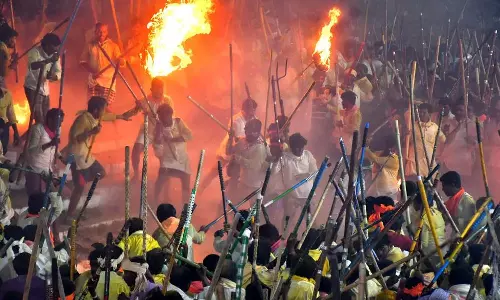 ஆந்திரா: பன்னி திருவிழாவில் சண்டையிட்டு கொள்ளும் சடங்கில் 70 பேர் காயம்