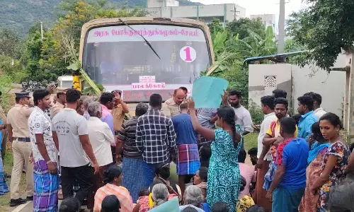 மயானம் அமைத்து தரக்கோரி இலங்கை அகதிகள் சாலை மறியல்