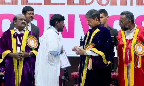 பட்டமளிப்பு விழாவில் கவர்னரிடம் மனு அளித்த ஆராய்ச்சி மாணவர்