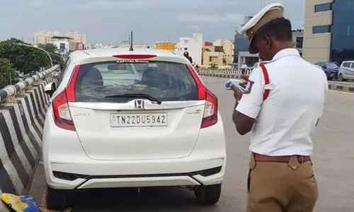 கனமழை எச்சரிக்கை.. வேளச்சேரி, பள்ளிக்கரணை மேம்பாலங்களில் நிறுத்தப்பட்ட கார்களுக்கு அபராதம்