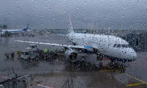 கனமழை எதிரொலி- முன்னெச்சரிக்கை நடவடிக்கை எடுக்க விமான நிறுவனங்களுக்கு அறிவுறுத்தல்